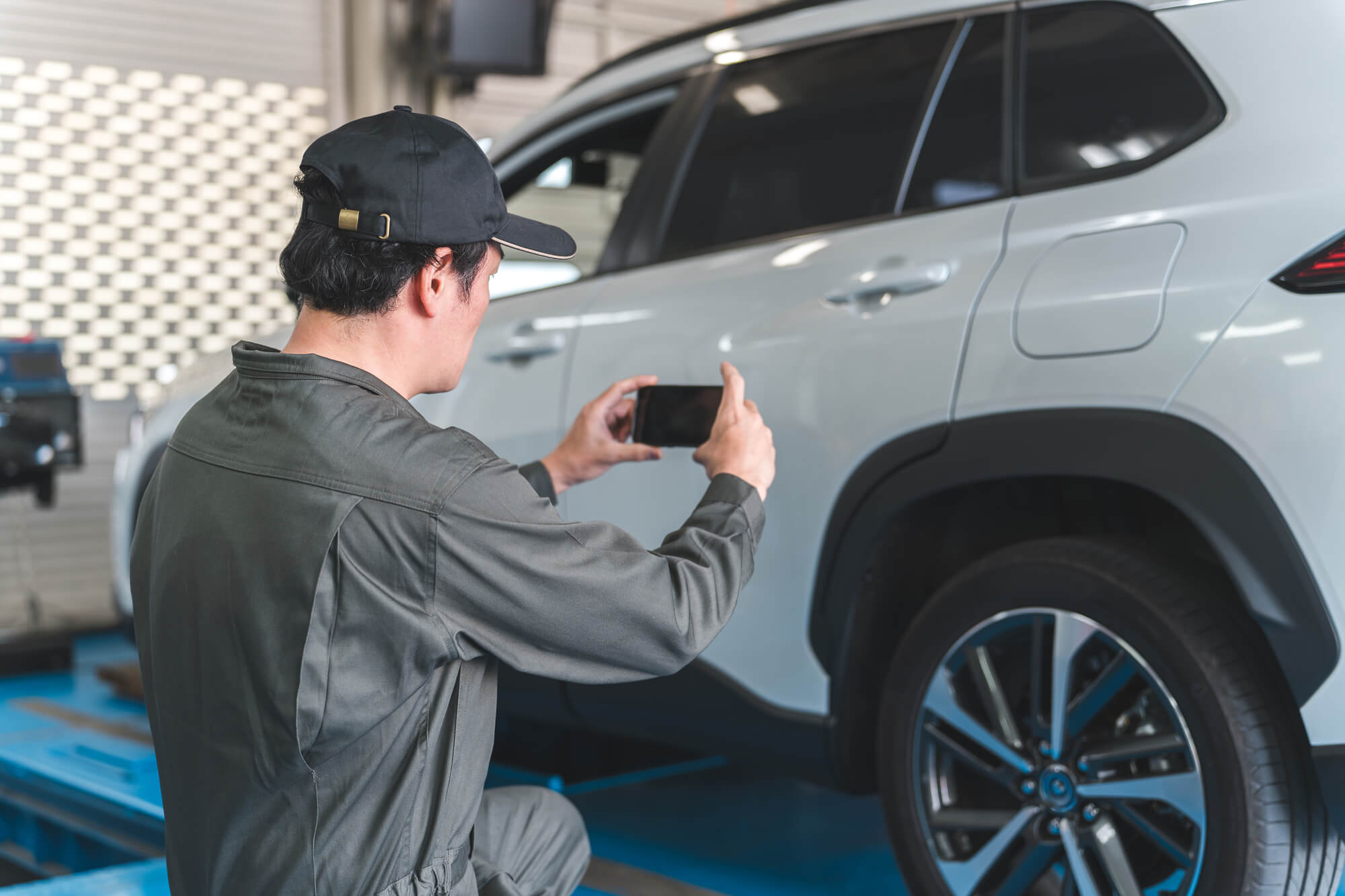 車を擦ったときの修理代を抑えるコツ