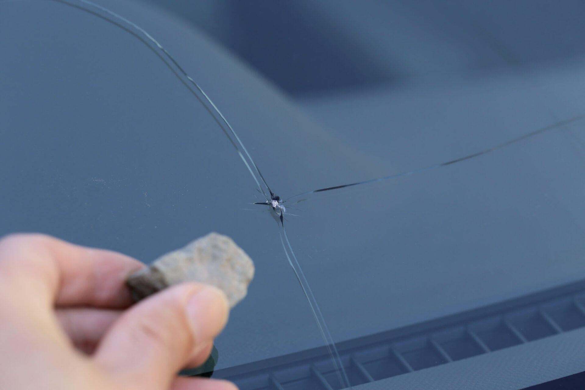 飛び石による傷は修理が必要?