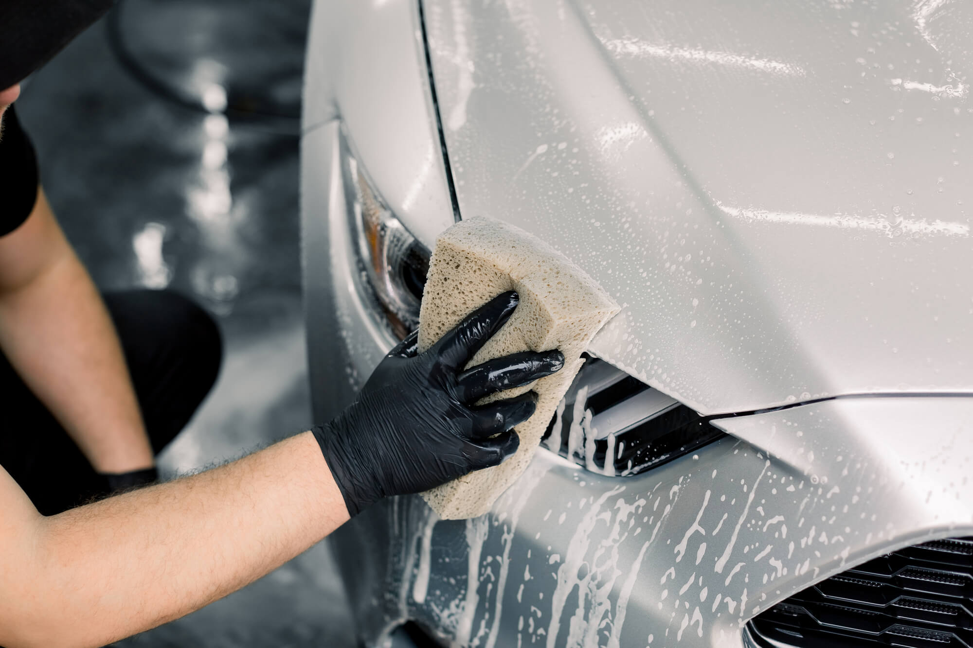 手洗い洗車でも傷は付く?意外と多いNG例