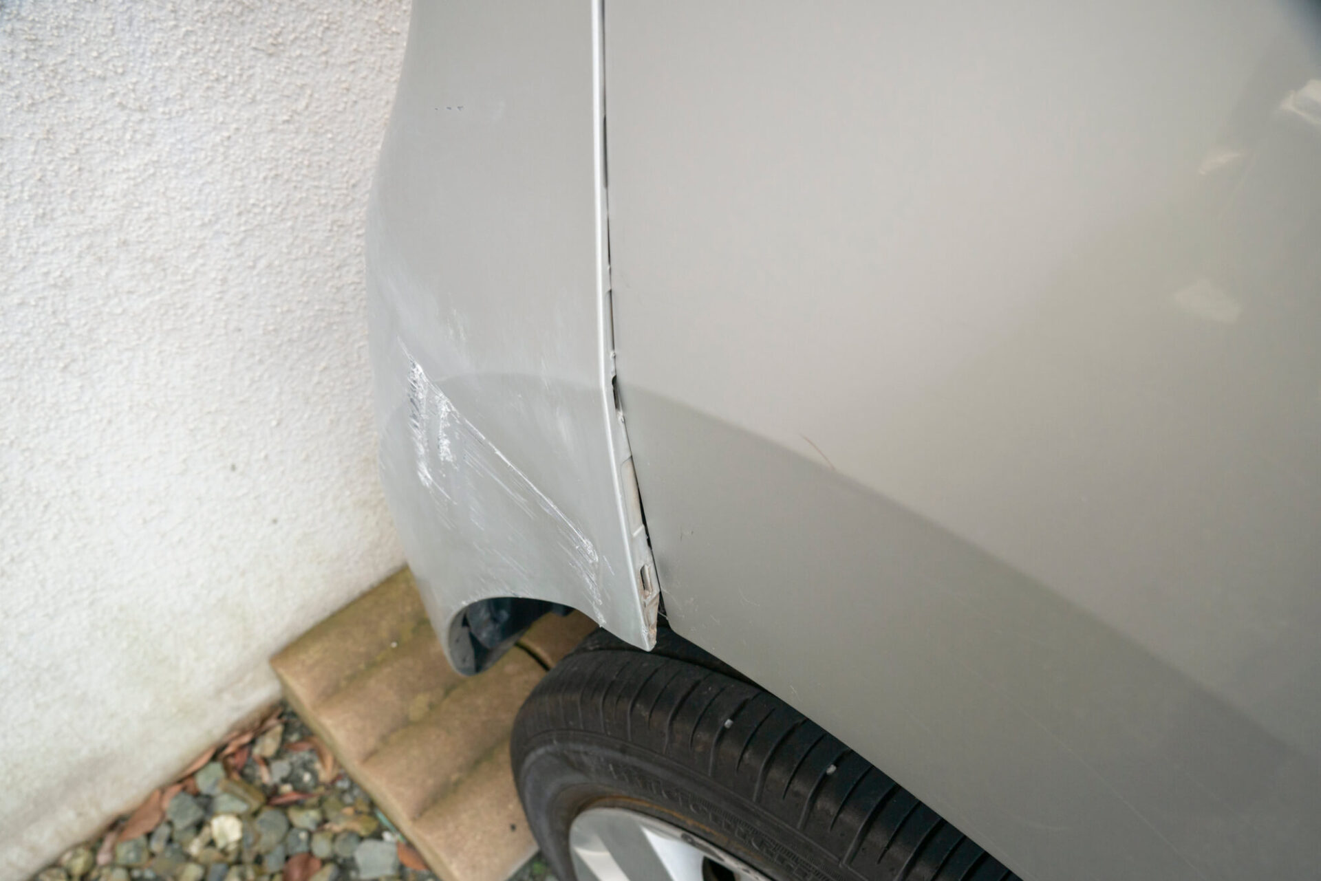 バンパーが外れる主な原因とは